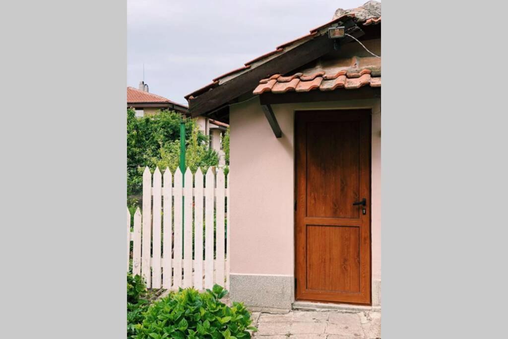 Cute Little House With A White Picket Fence Burgas Exterior foto