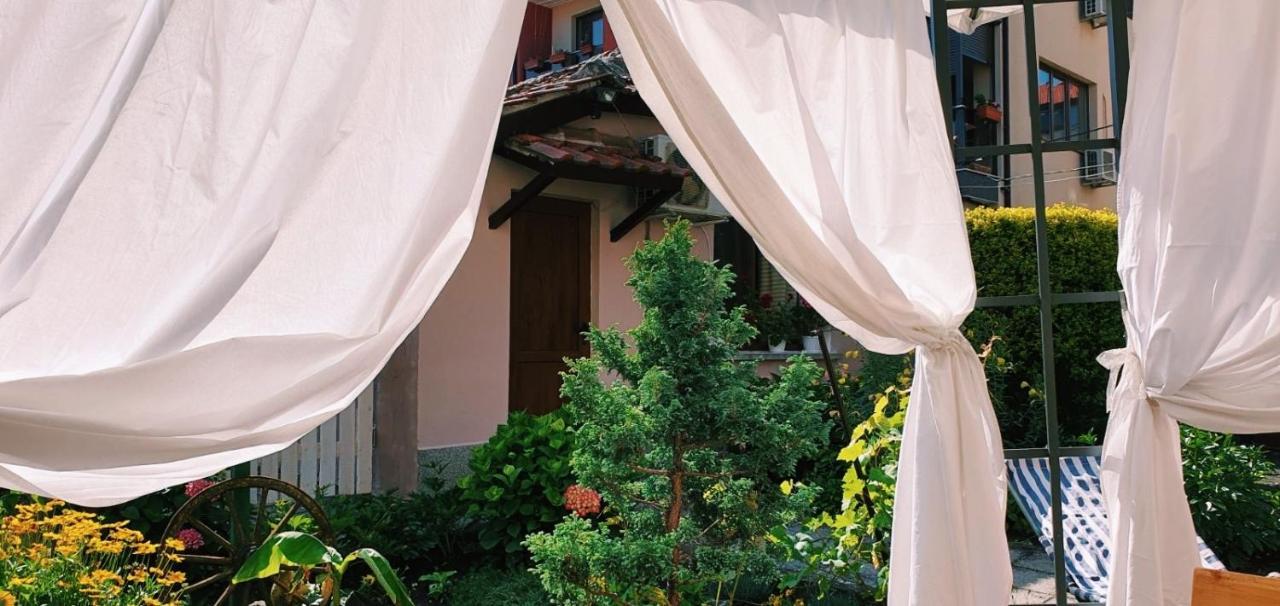 Cute Little House With A White Picket Fence Burgas Exterior foto